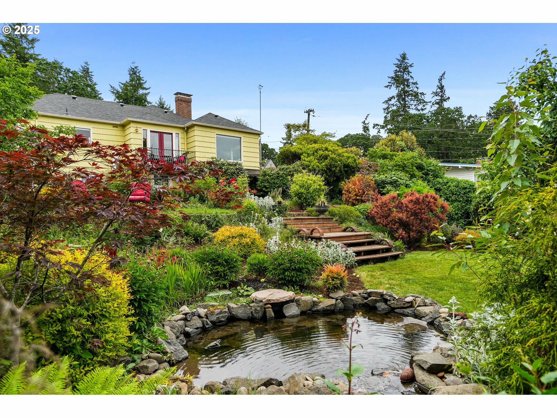 Property Photo: 828 Kingwood Dr NW OR 97304