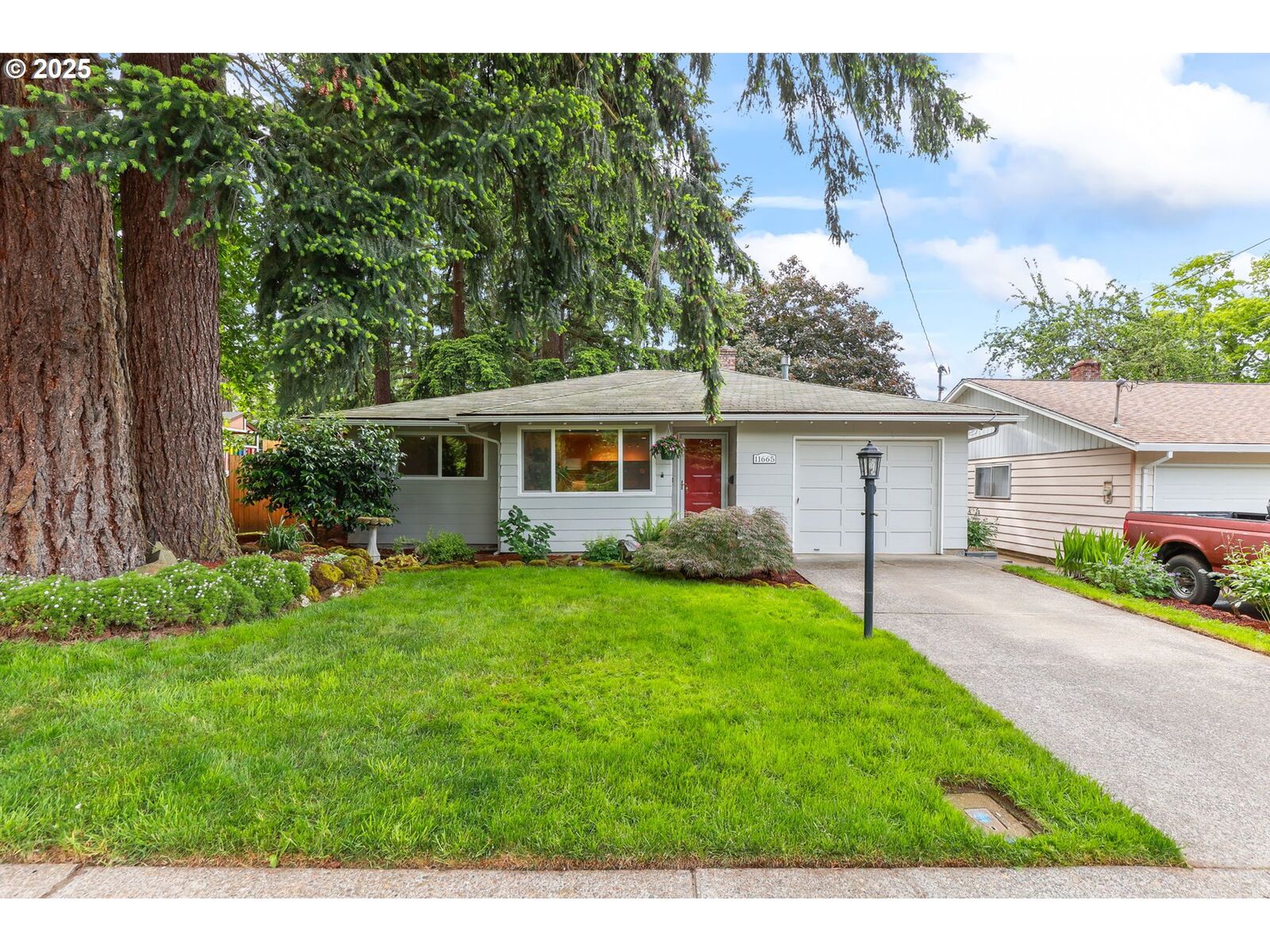 Property Photo: 11665 SE 33rd Ave OR 97222