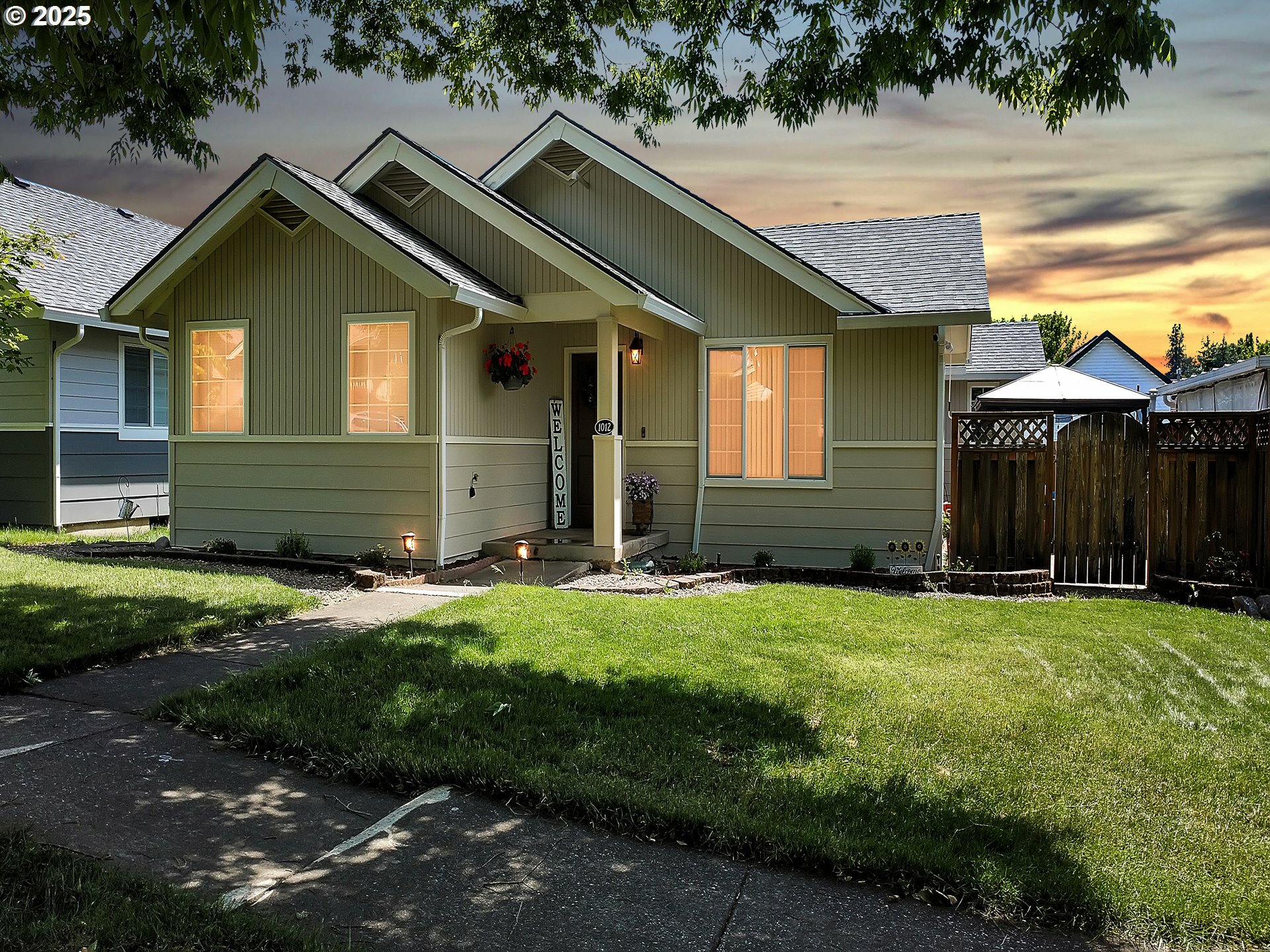 Property Photo: 1012 E Foothills Dr OR 97132