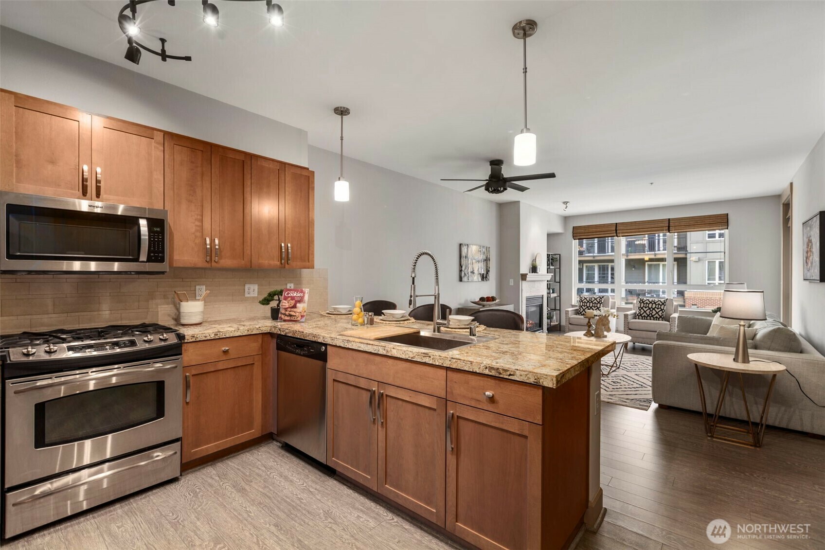 Property Photo:  1840  25th Avenue NE 308  WA 98029 
