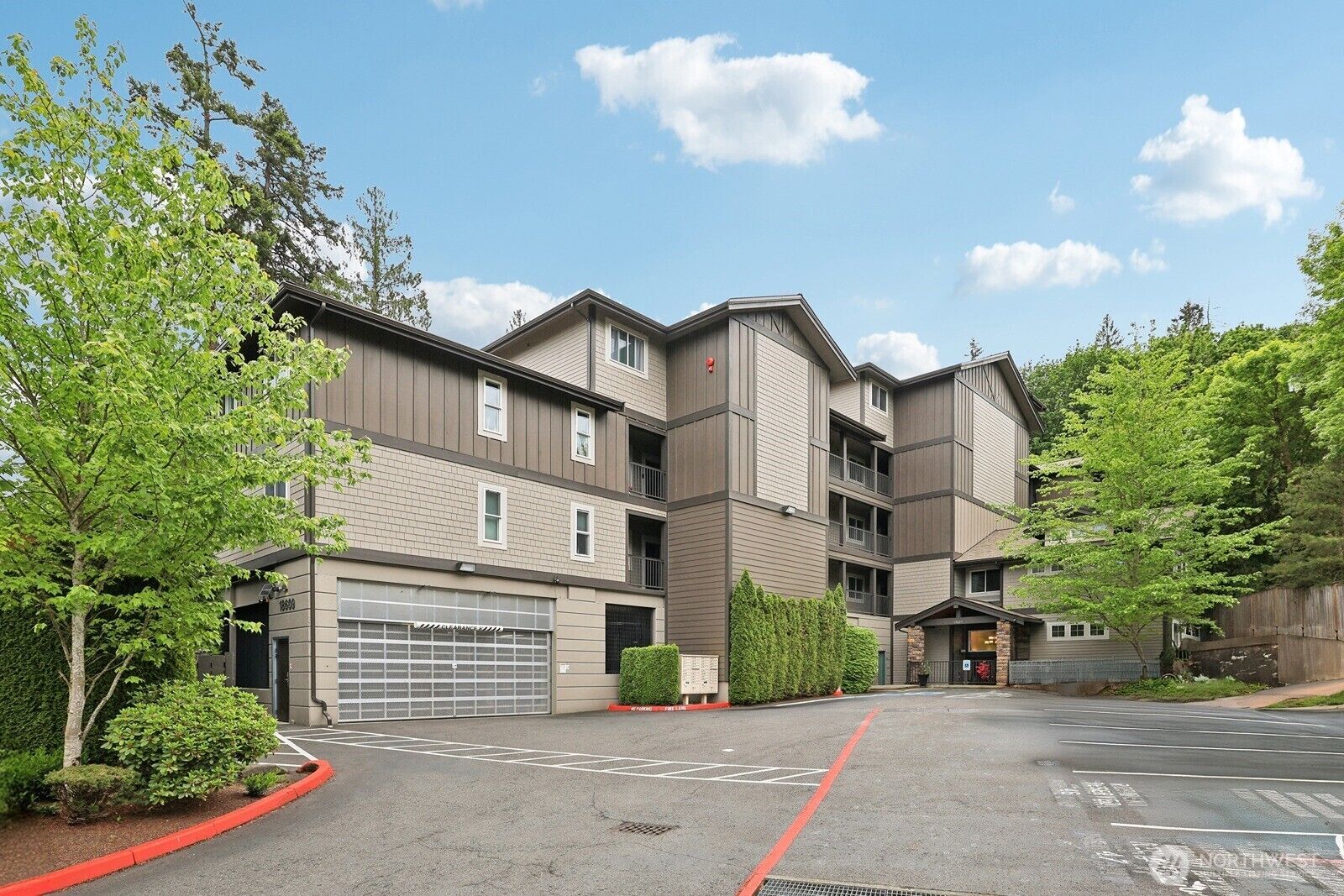 Property Photo: 18609 SE Newport Way 107 WA 98027