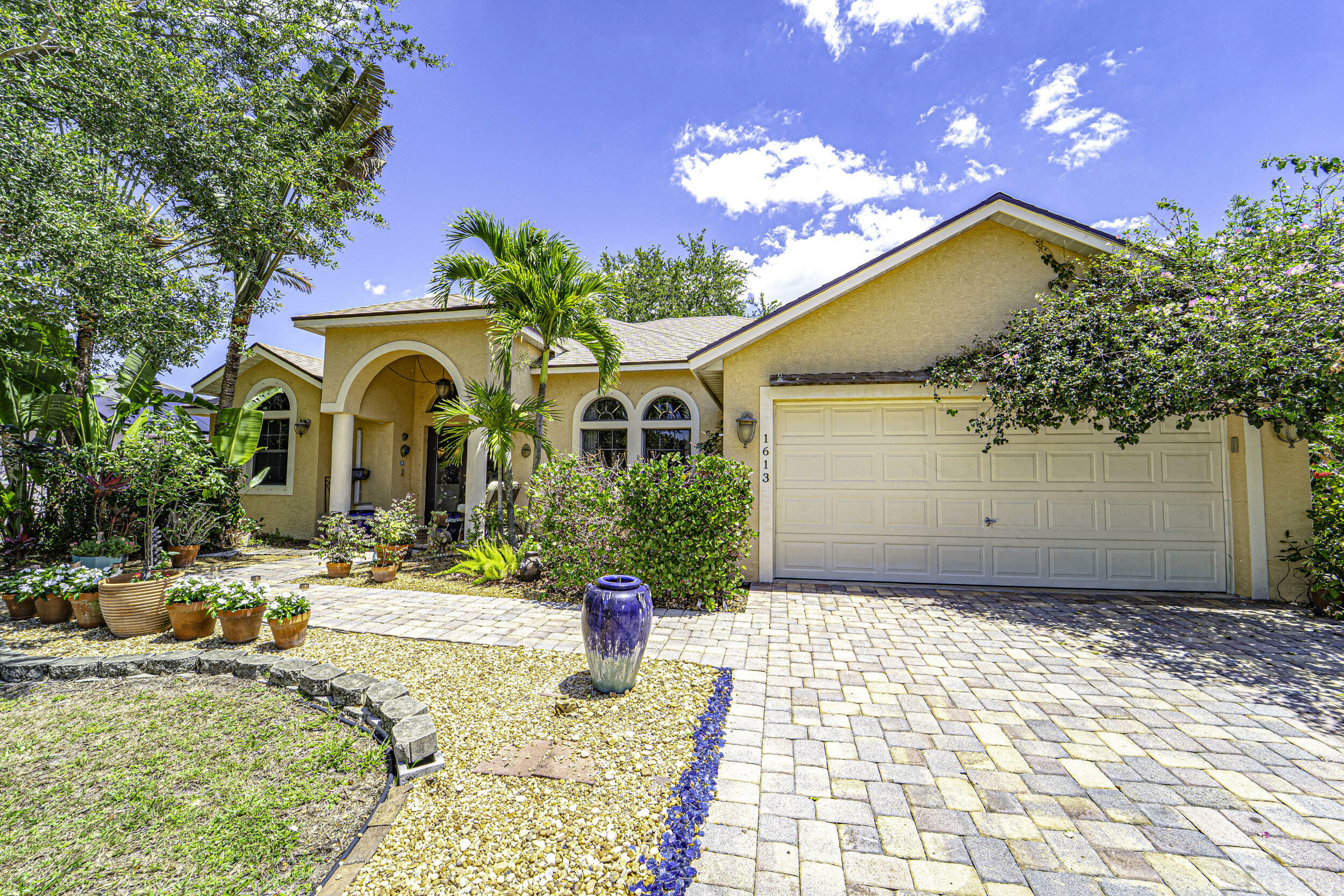 Property Photo: 1613 SW Cecelia Lane FL 34953