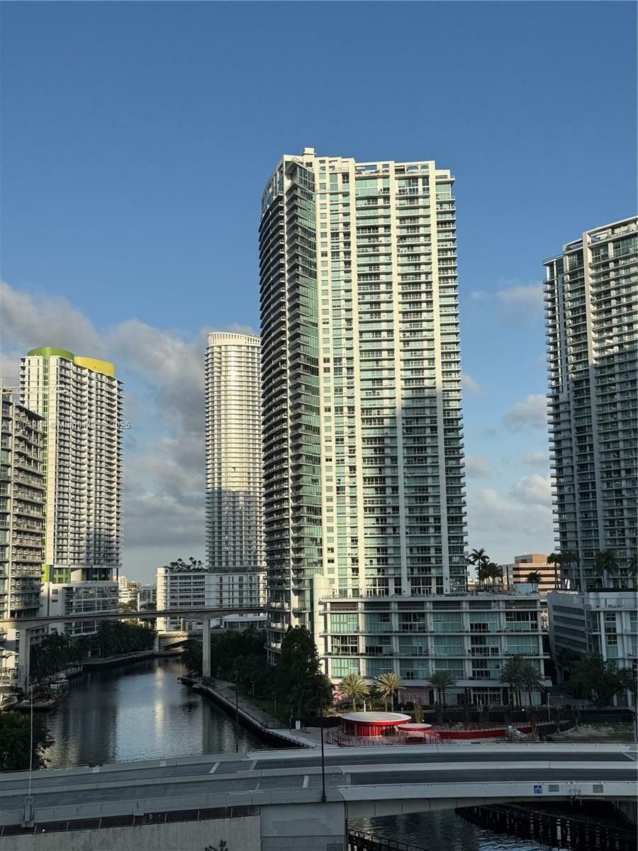 Property Photo: 92 SW 3rd St 1605 FL 33130