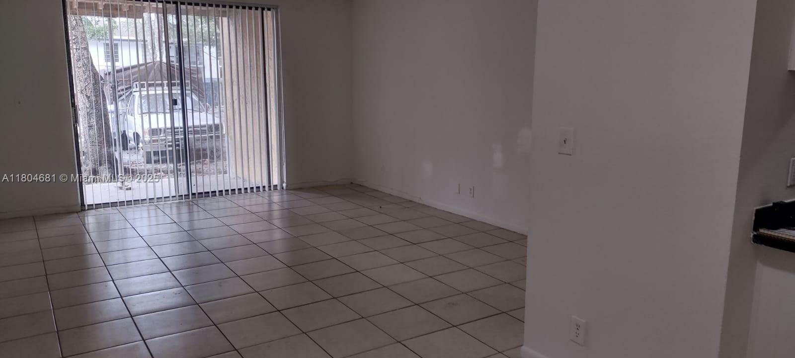Property Photo: 4009 N University Dr 106 FL 33351