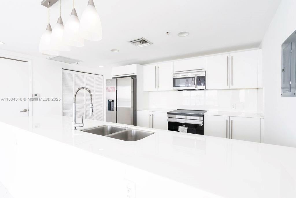 Property Photo: 665 NE 25th St 405 FL 33137