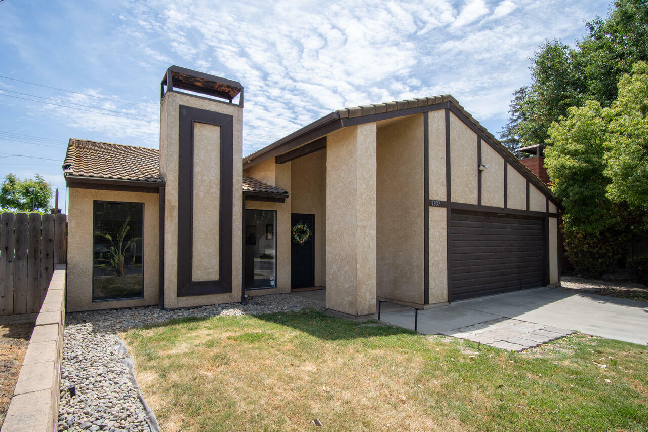 1937 S Royal Oaks Drive  Visalia CA 93277 photo