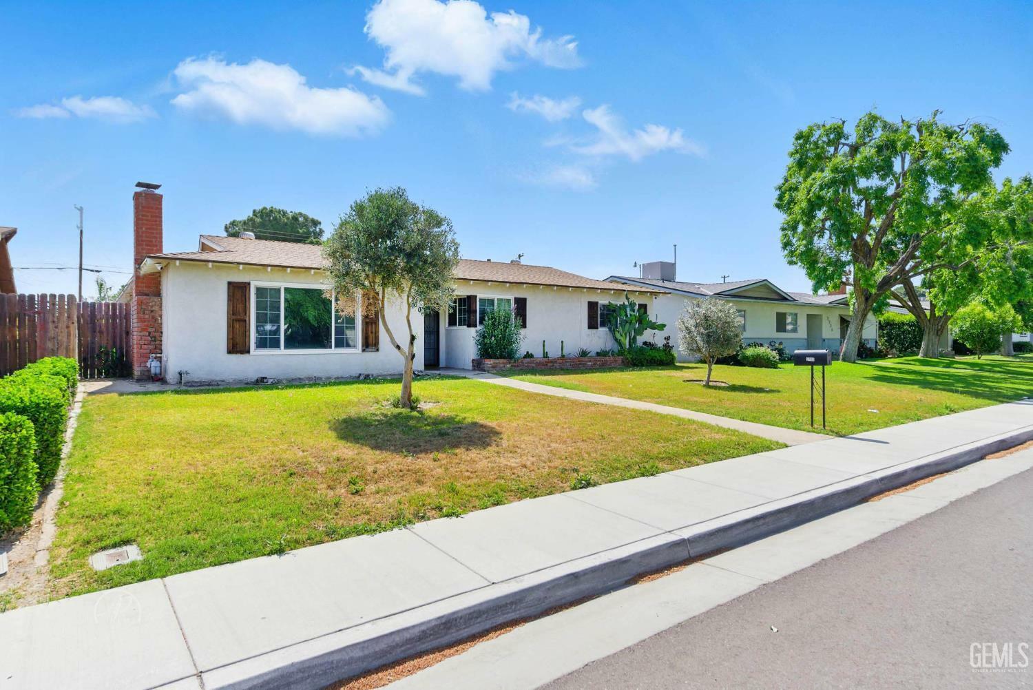 Property Photo: 2700 Hallisey Street CA 93309