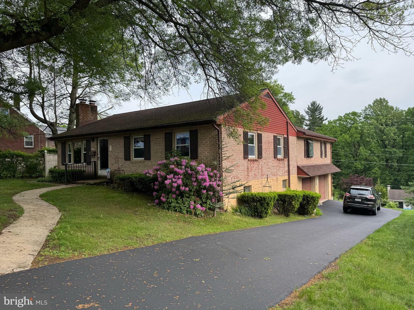 Property Photo: 402 W Summit Street PA 19540