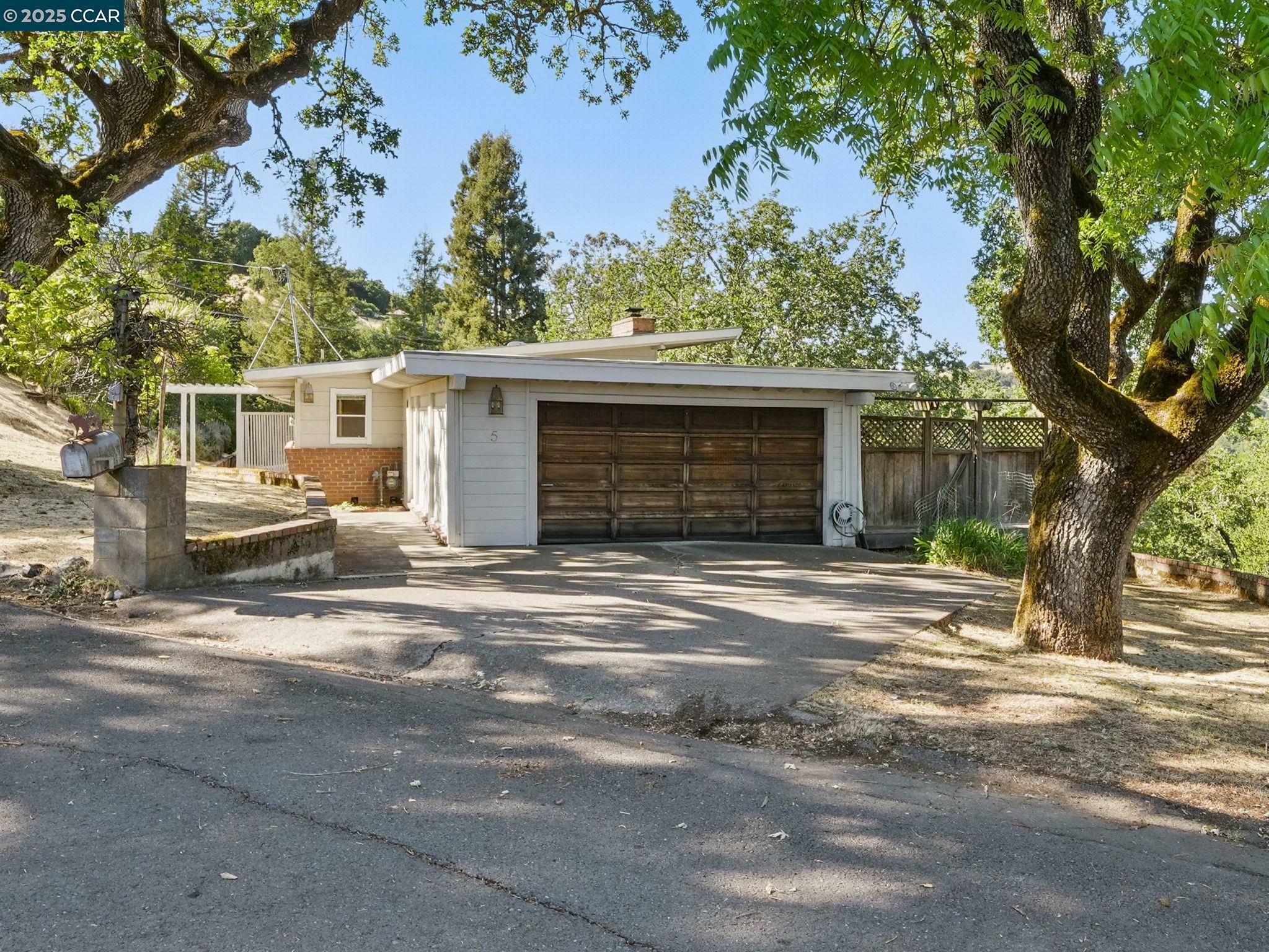 Property Photo: 5 Tappan Ct CA 94563