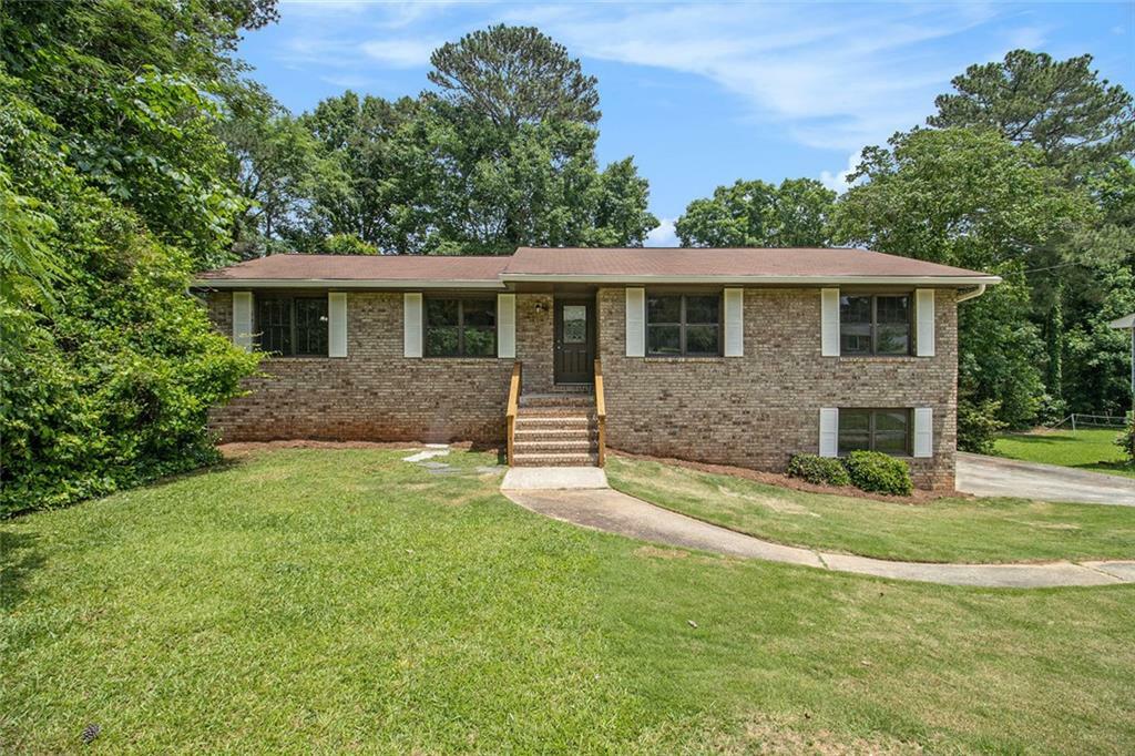 Property Photo: 530 Village Green Court SW GA 30047
