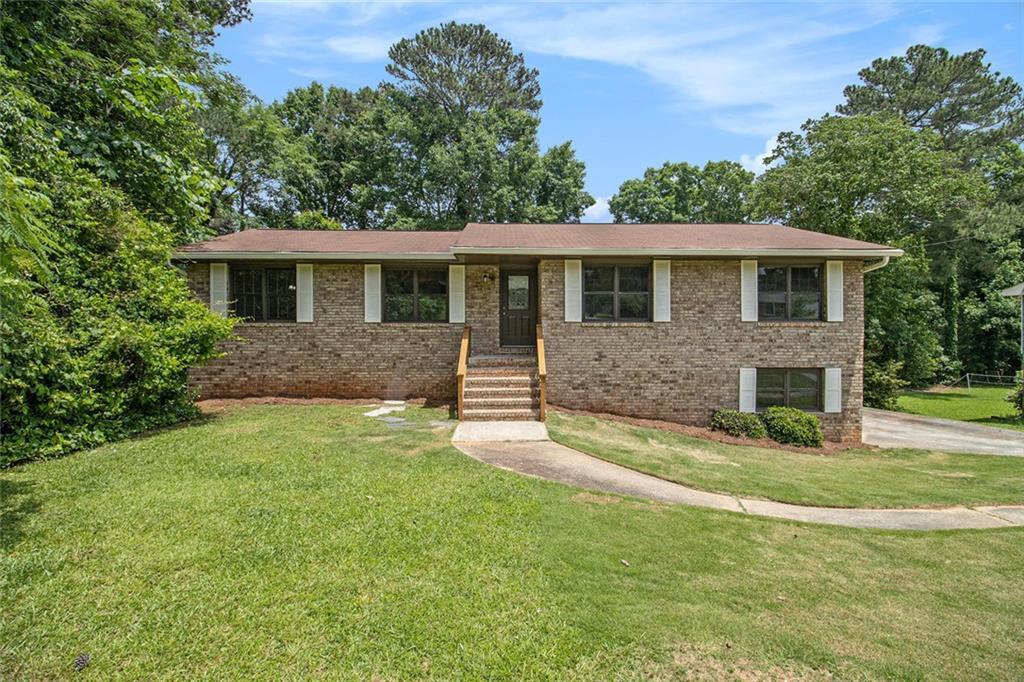 Property Photo: 530 Village Green Court SW GA 30047