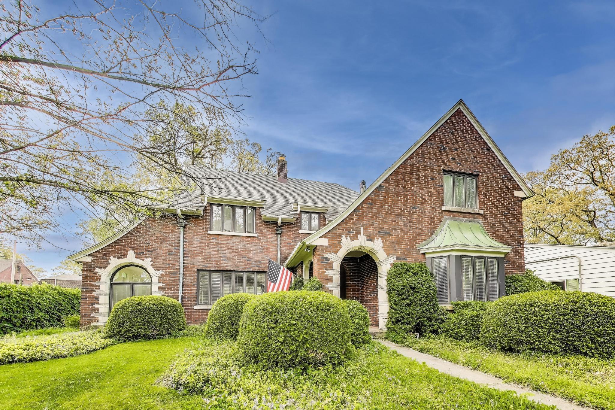 Property Photo: 213 Kenwood Place IN 46360