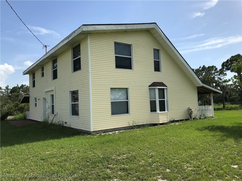 Property Photo: 200 Park Land Drive FL 33852