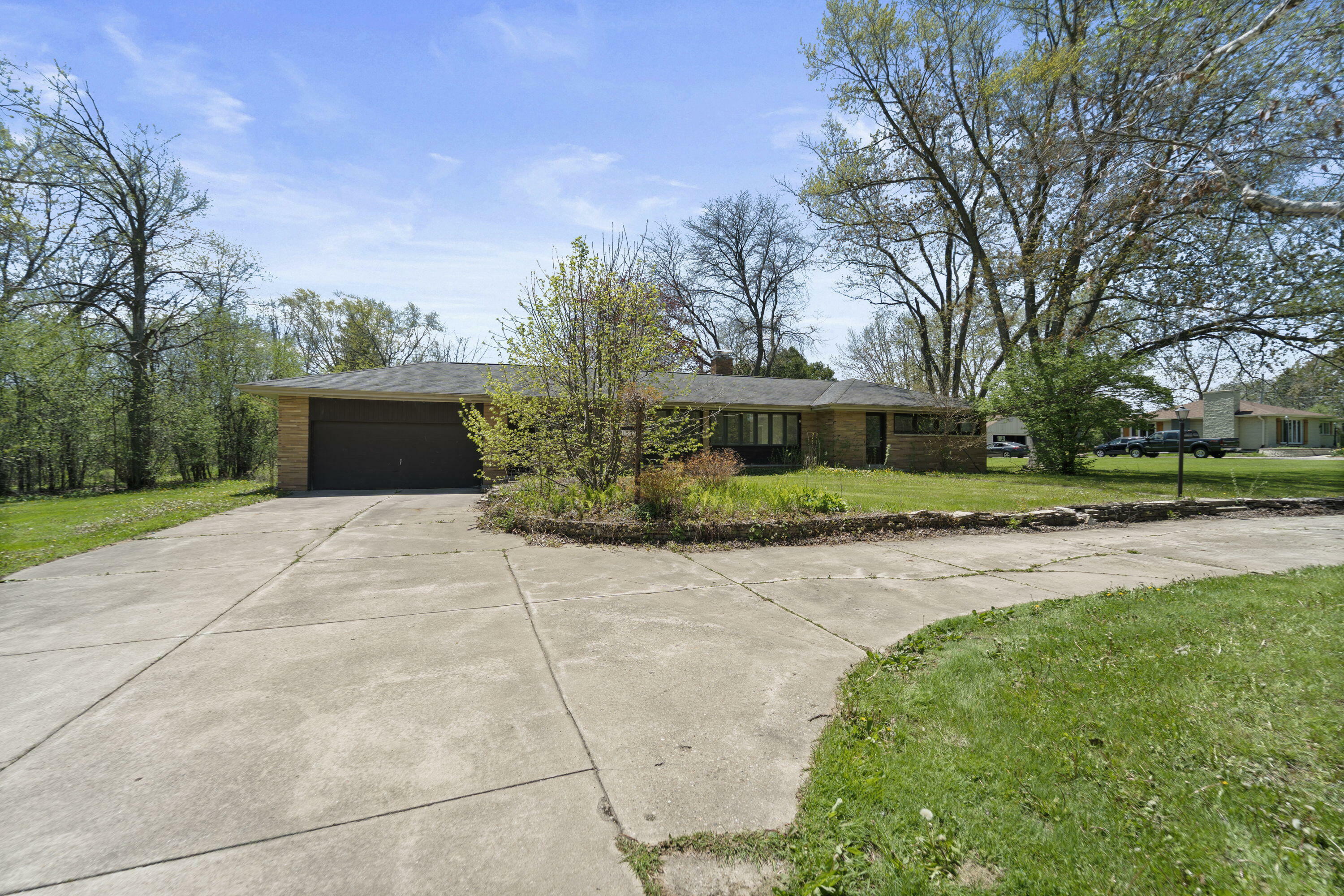 Property Photo: 1533 W El Rancho Dr WI 53092