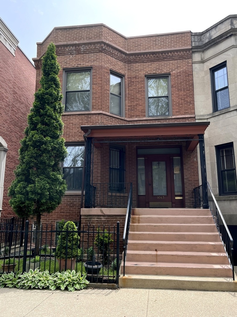 Property Photo: 1643 W Byron Street 2 IL 60613