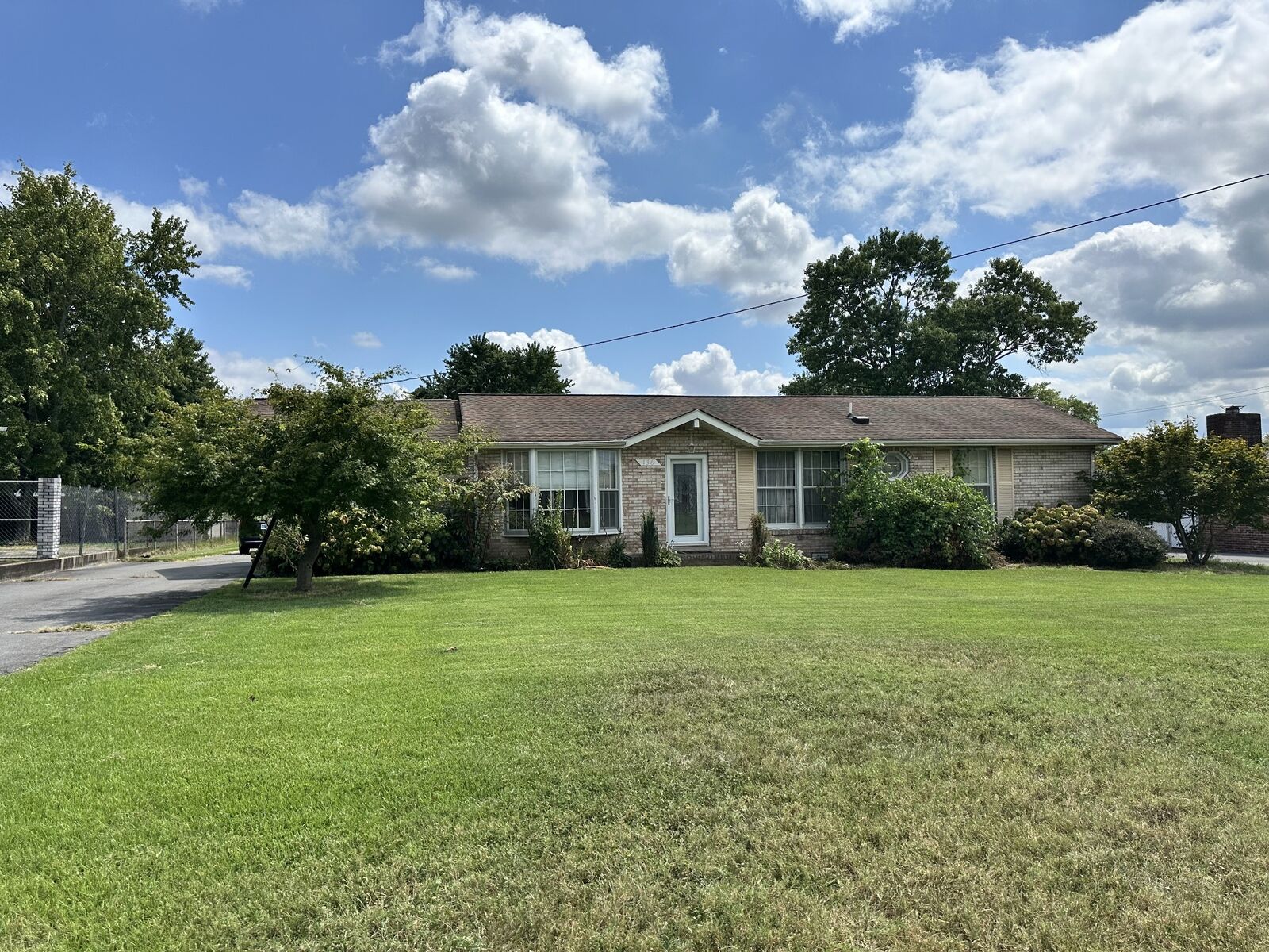 Property Photo: 136 Oak Park Dr TN 37207