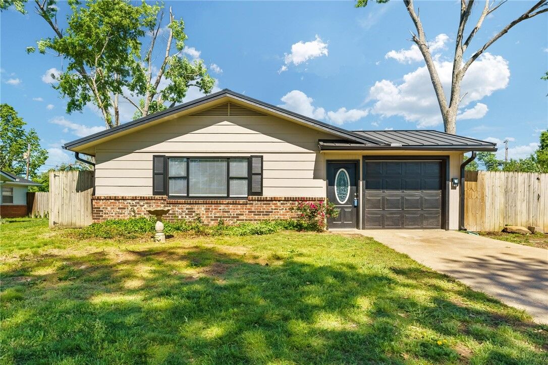 Property Photo:  513 S 12th Street  AR 72756 