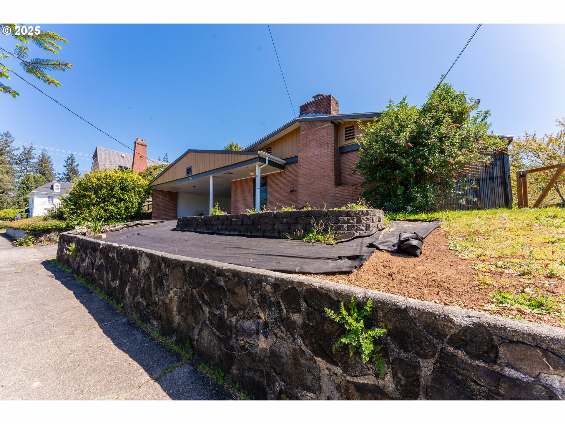 Property Photo: 176 N Henry St OR 97423
