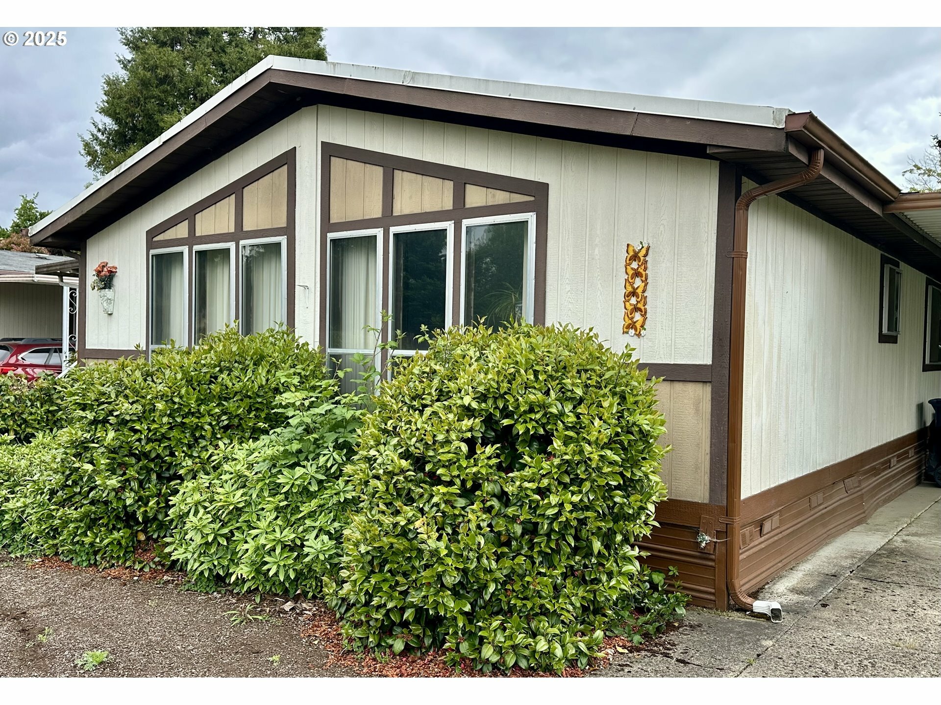Property Photo: 1400 Candlelight Dr 99 OR 97402