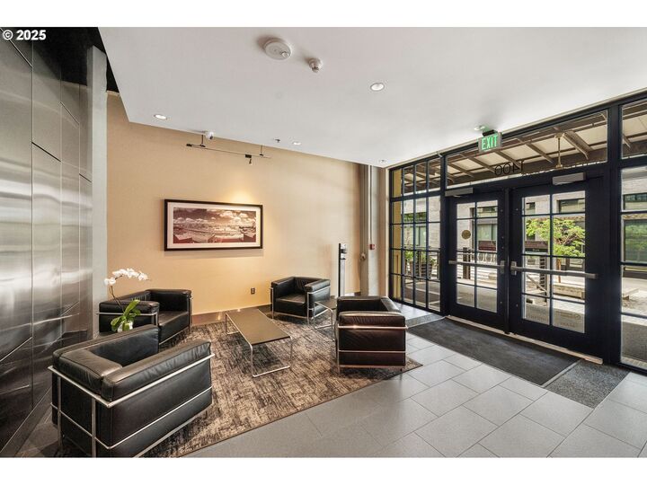 Property Photo:  1400 NW Irving St 616  OR 97209 