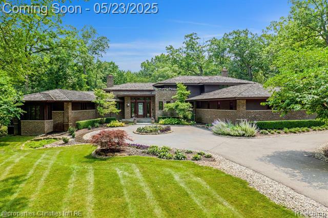 Property Photo: 803 Canterbury Crescent MI 48304