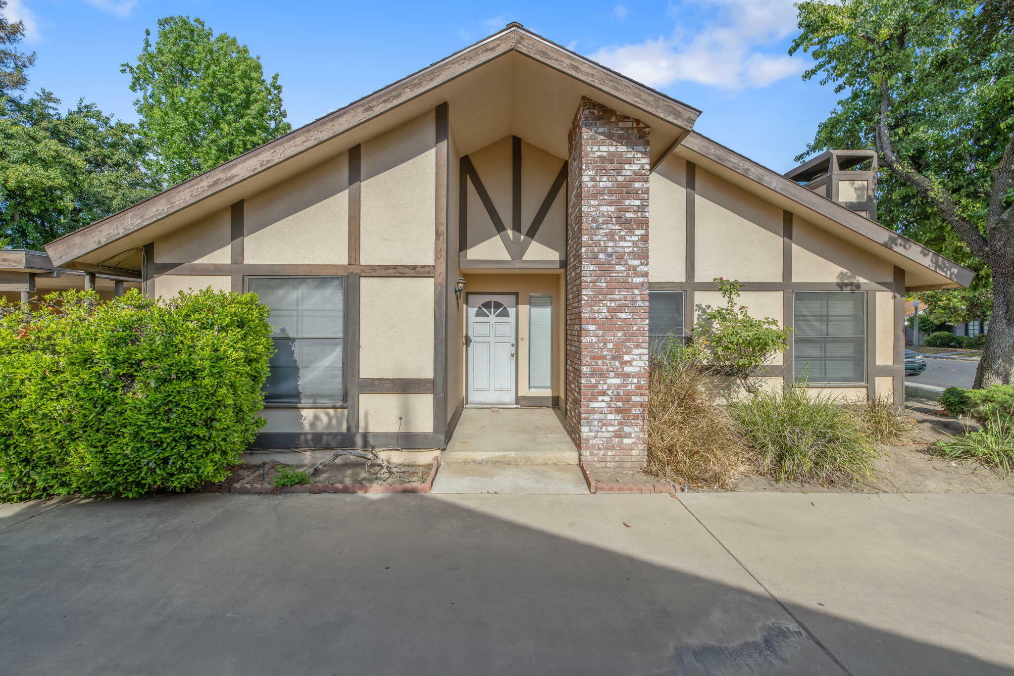 Property Photo:  3940 W Hillsdale Court  CA 93291 