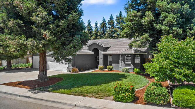 Property Photo:  932 E La Salle Avenue  CA 93292 