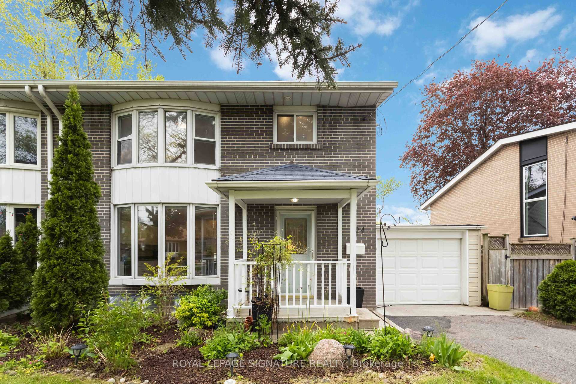 Photo de la propriété: 124 Marbury Crescent ON M3A 2G4