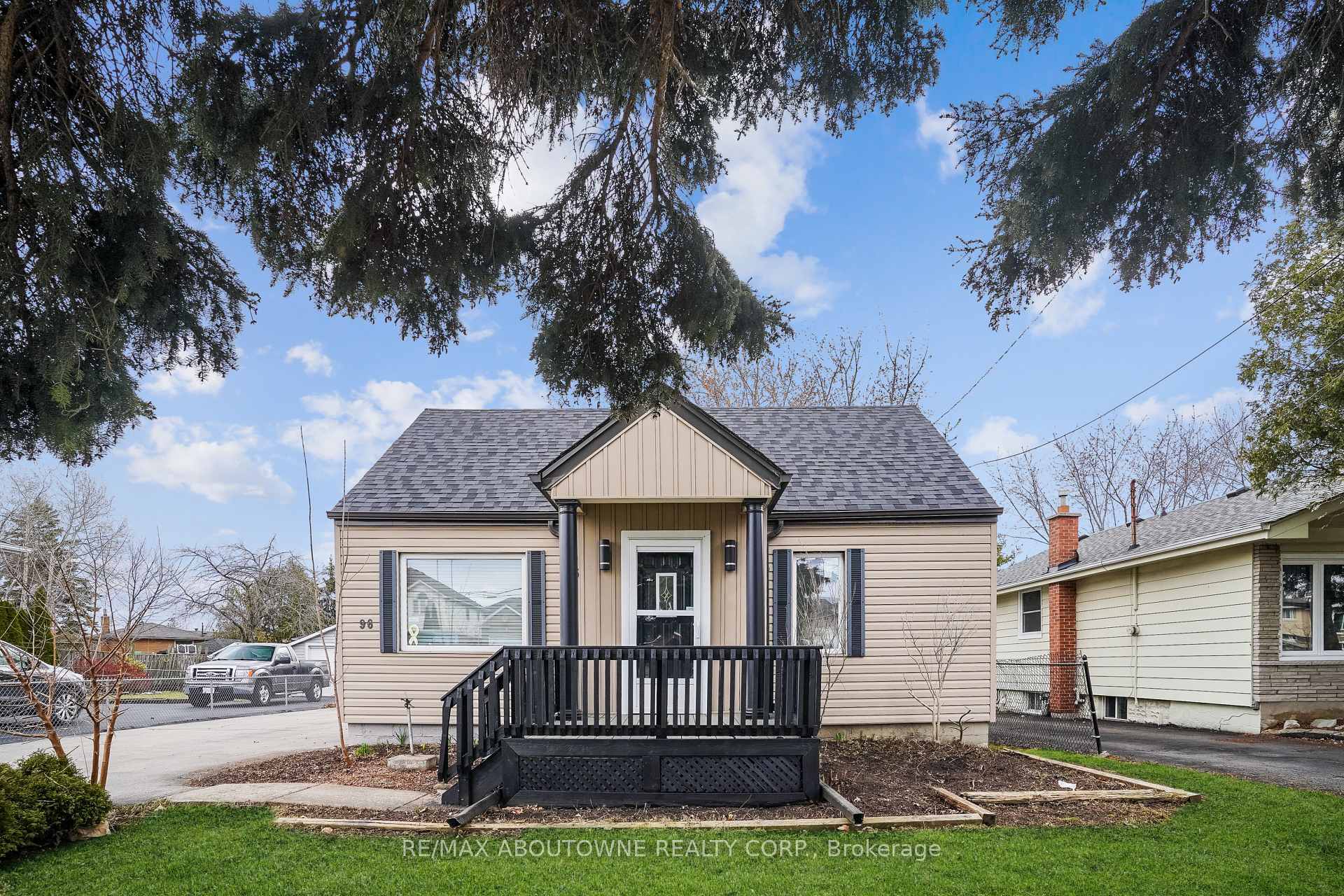 Property Photo: 96 Mohawk Road E ON L9A 2G9