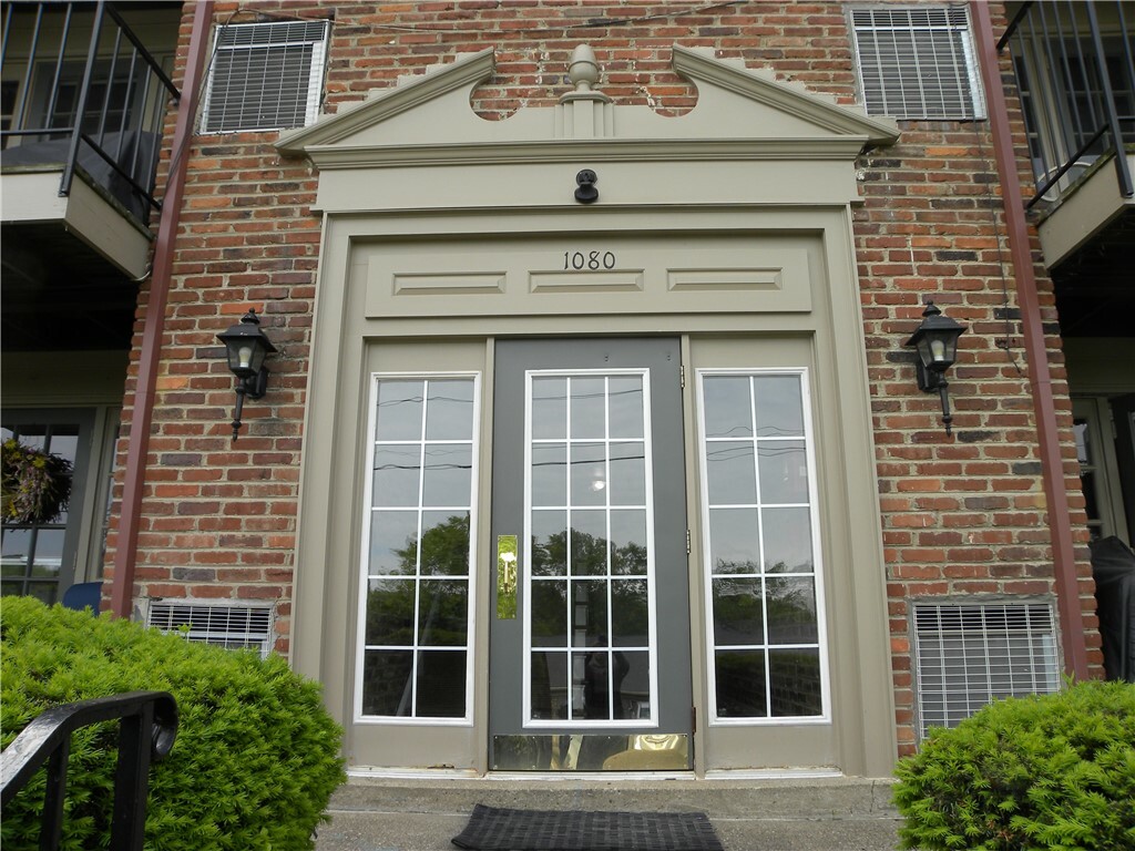 Property Photo: 1080 Chatham Park Dr F PA 15216