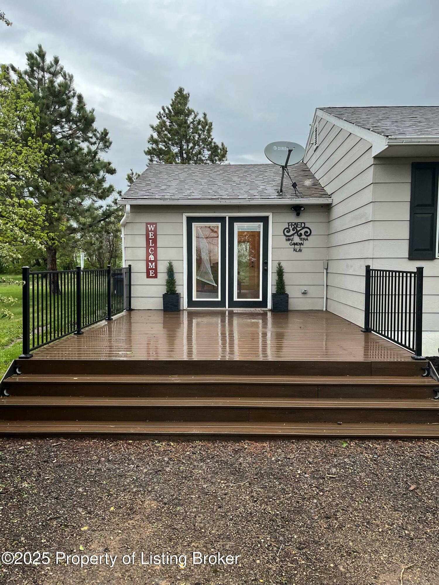 Property Photo:  208 1 1/2 Street NW  ND 58639 