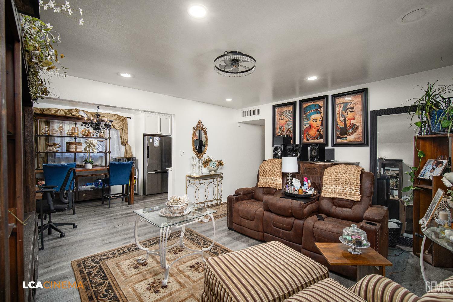 Property Photo: 1102 Oleander Avenue CA 93304