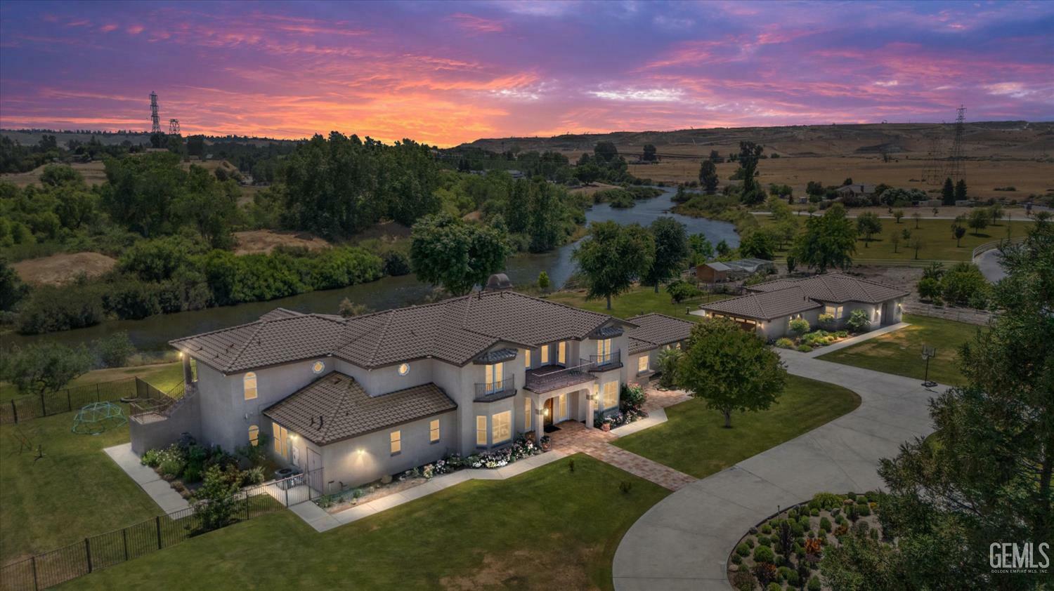 Property Photo: 6301 Uplands Of The Kern Drive CA 93308