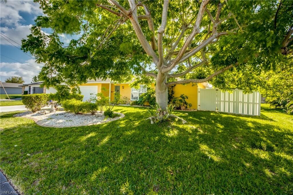 Property Photo:  5905 Untermeyer Ct  FL 33903 