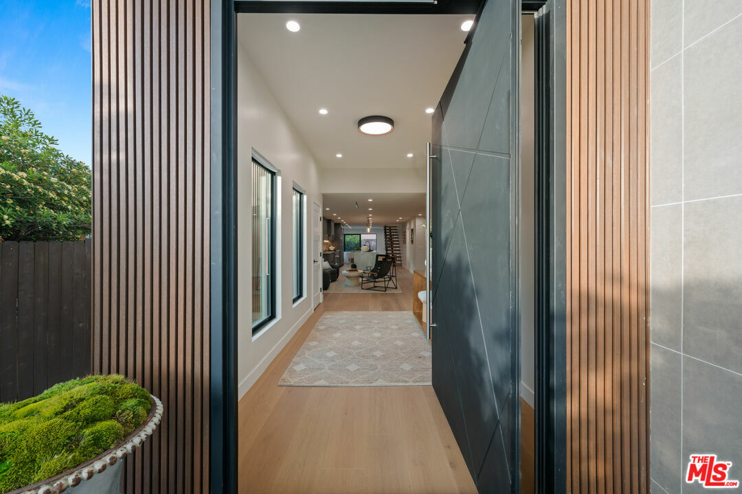 Property Photo: 3524 Maplewood Ave CA 90066