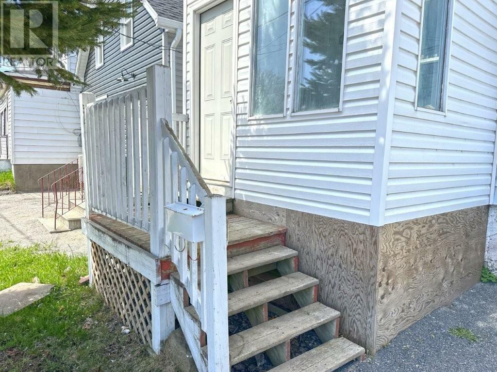 Property Photo: 32 Bendell Street ON P7A 4S7