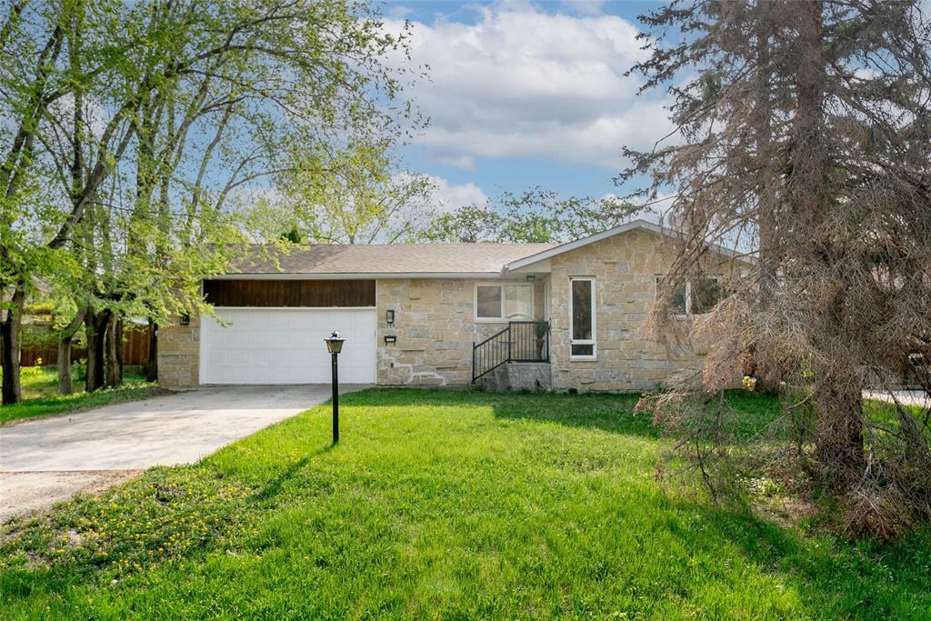 Property Photo: 134 Robindale Road MB R3R 1G7