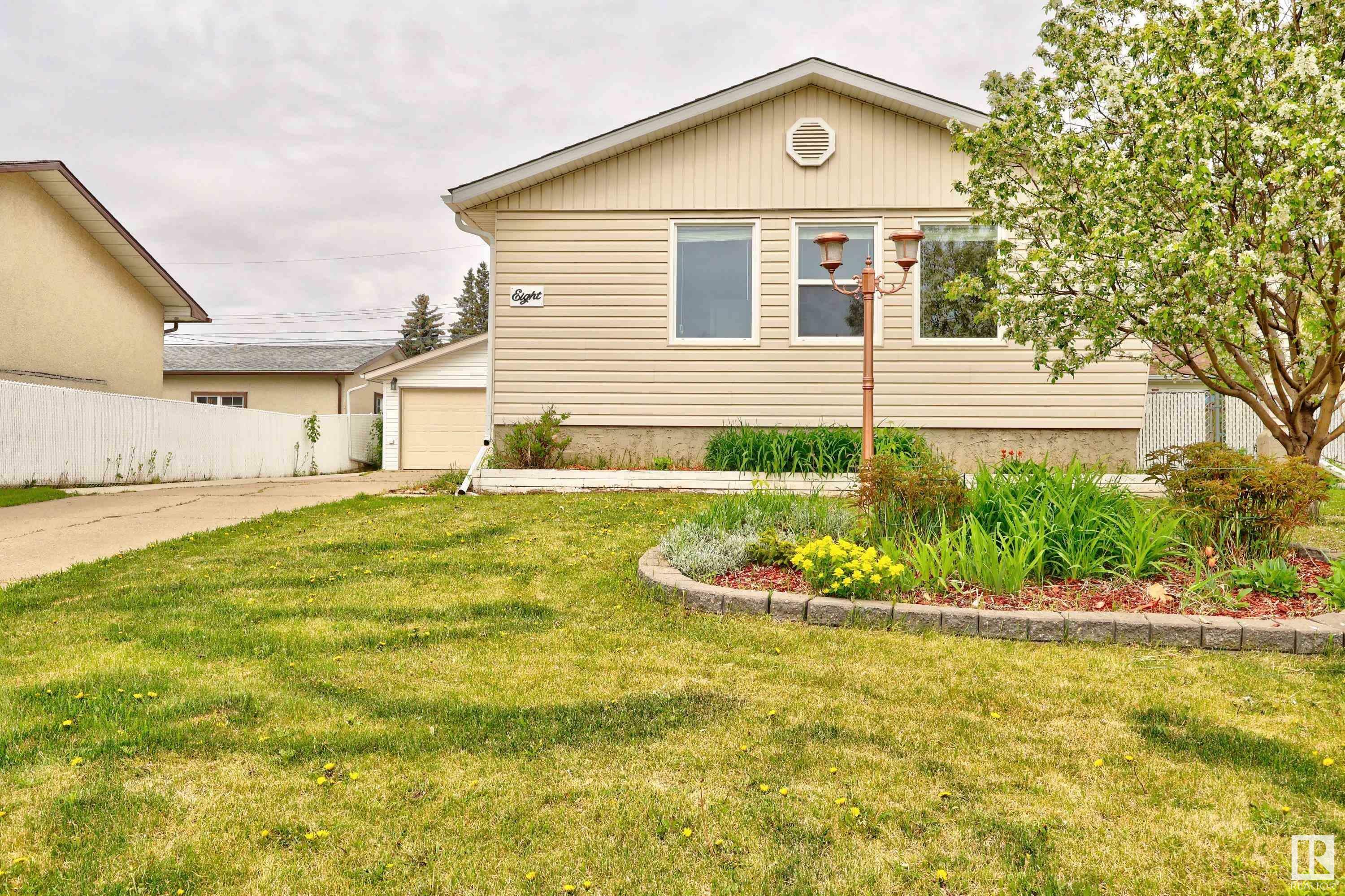 8 Linden St Street  Spruce Grove AB T7X 2G4 photo