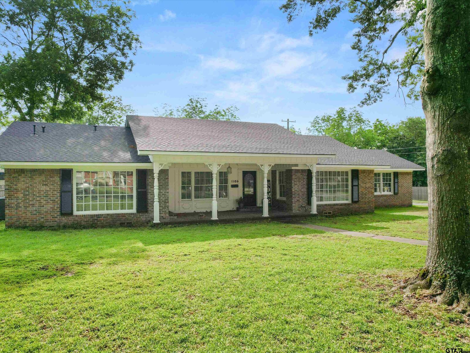 Property Photo:  1101 N Bledsoe St  TX 75644 