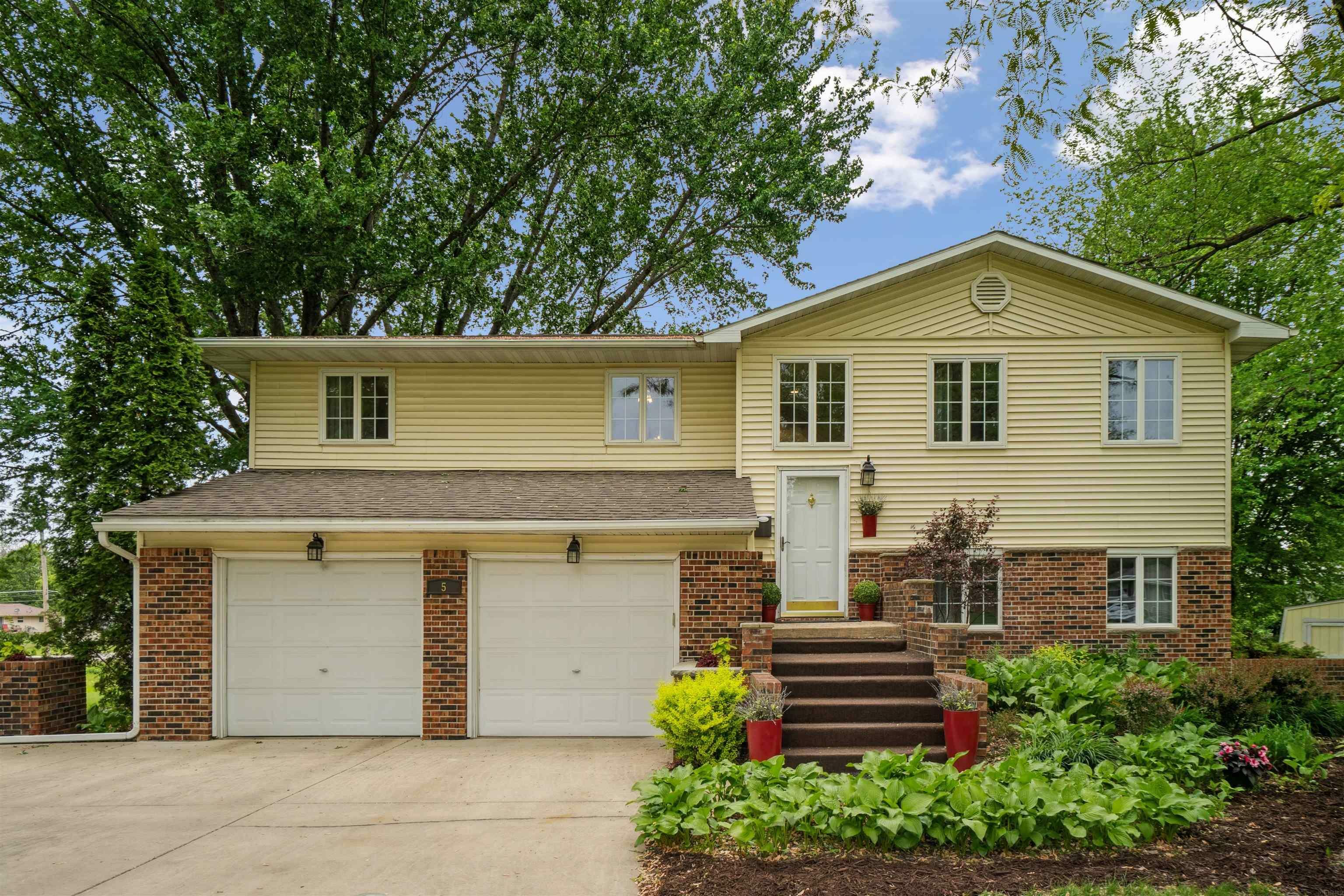Property Photo: 5 Hillside Dr E IA 50662