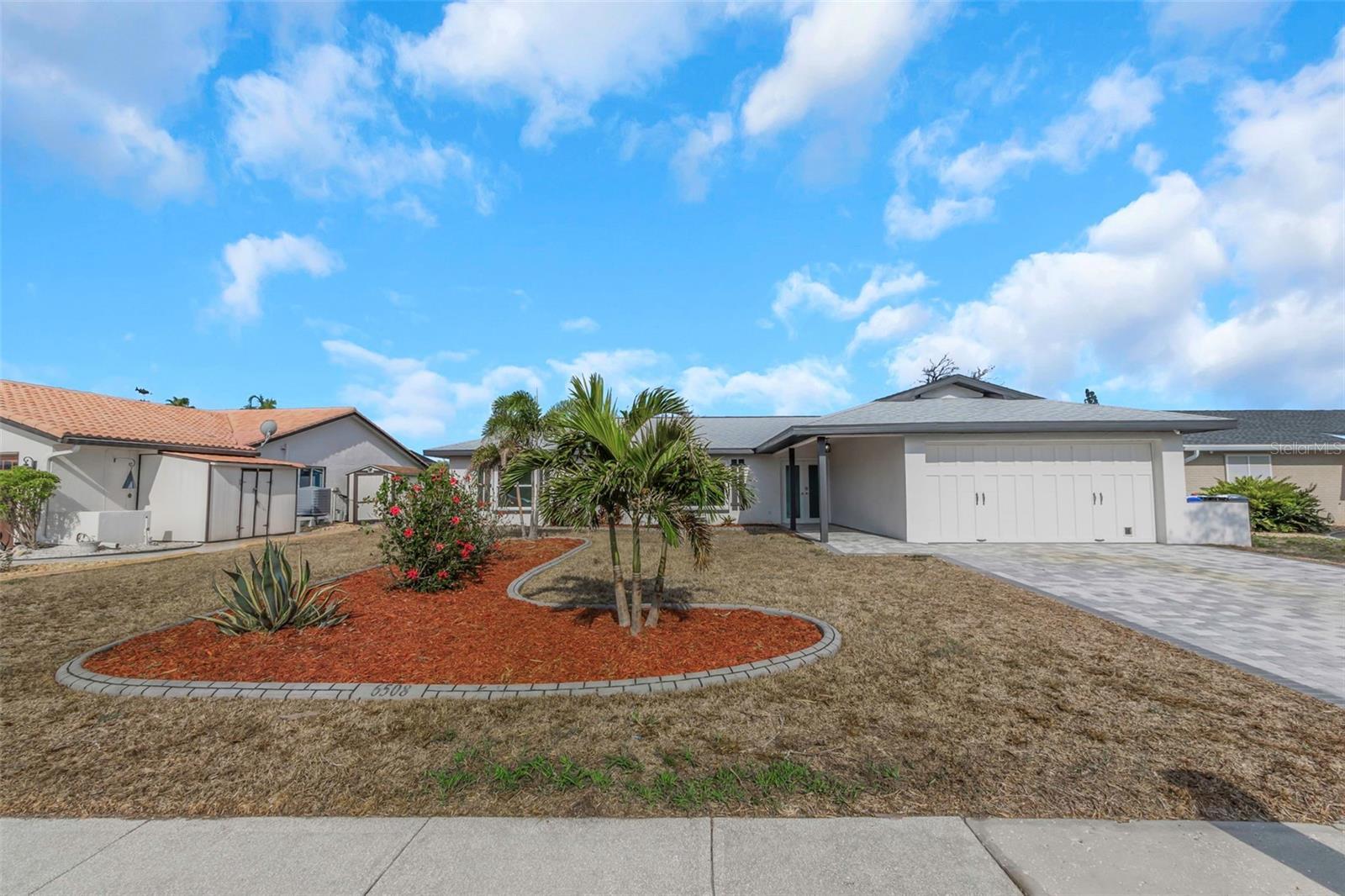 Property Photo: 6508 Senegal Palm Way FL 33572
