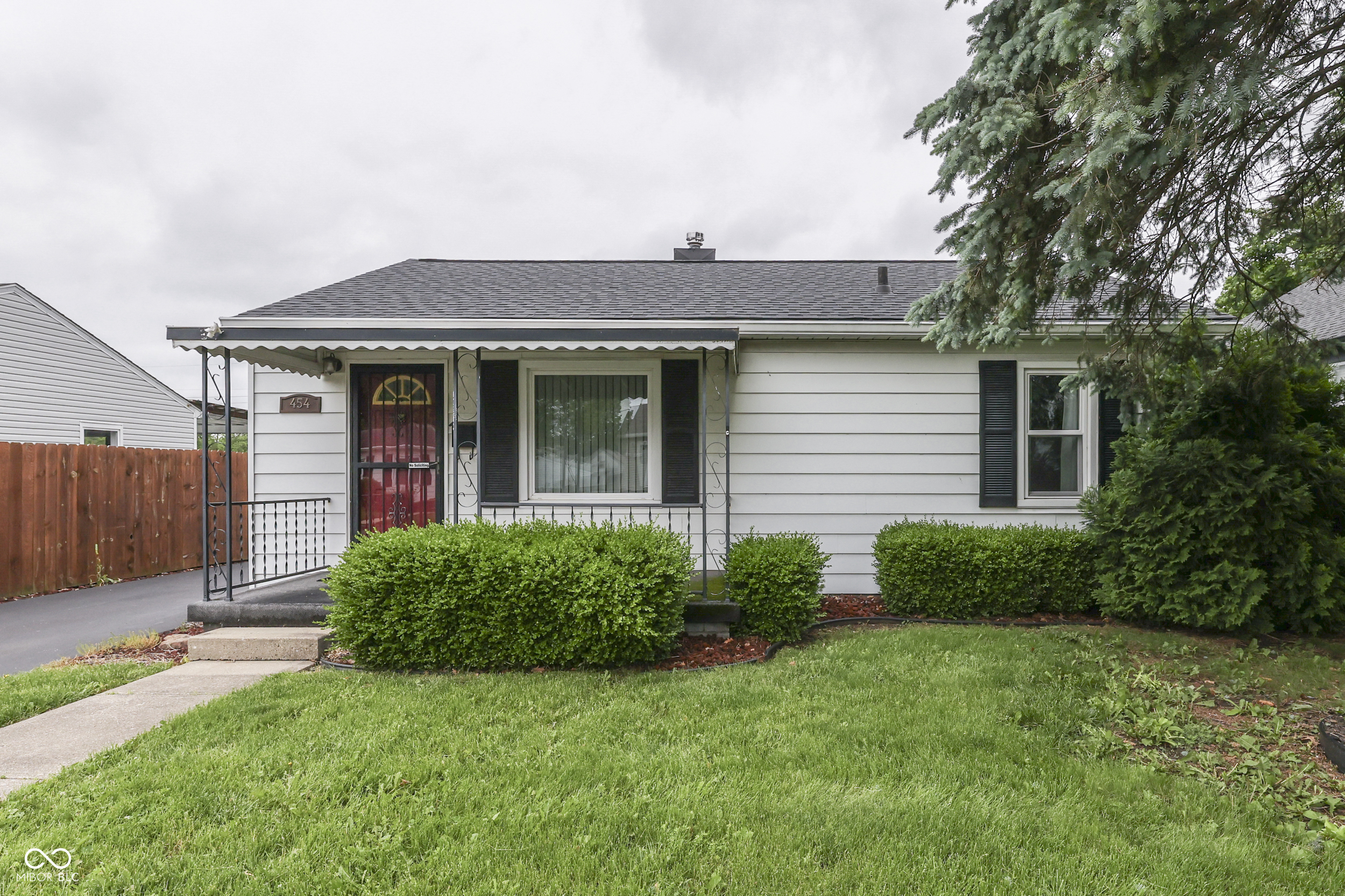 Property Photo: 454 E Broadway Street IN 46143