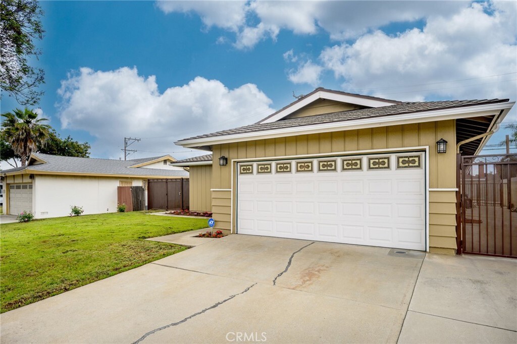 Property Photo:  734 E Elsmere Drive  CA 90746 