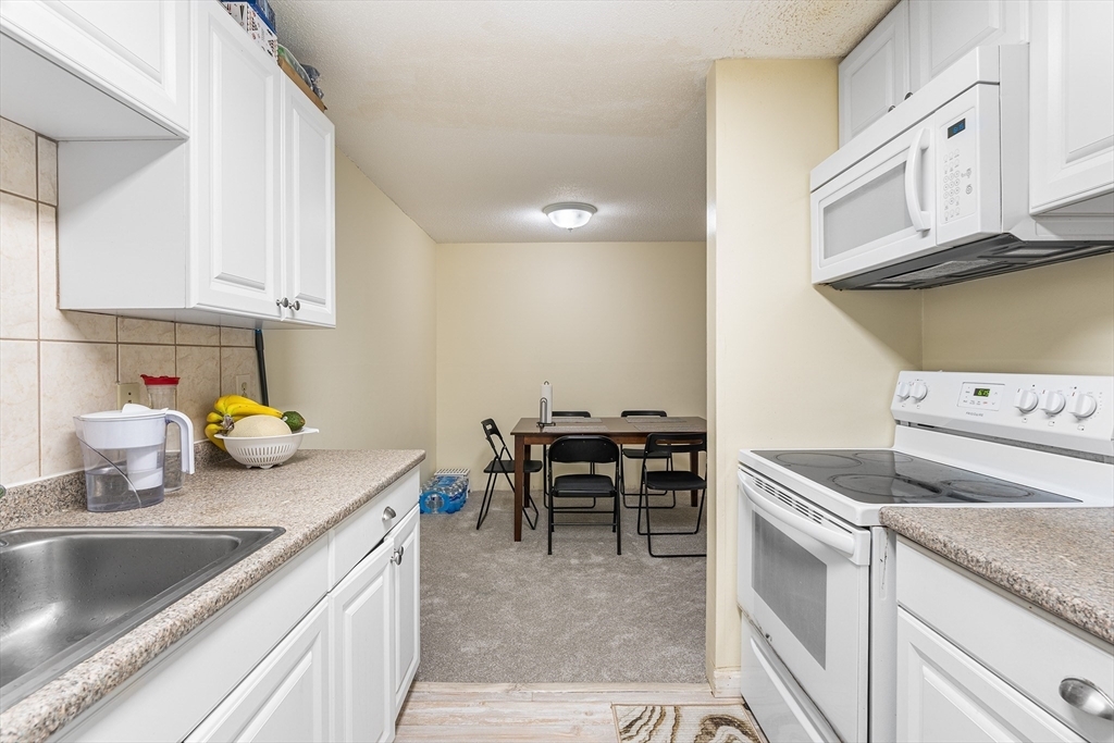 Property Photo:  2 Post Oak Ln 2  MA 01760 