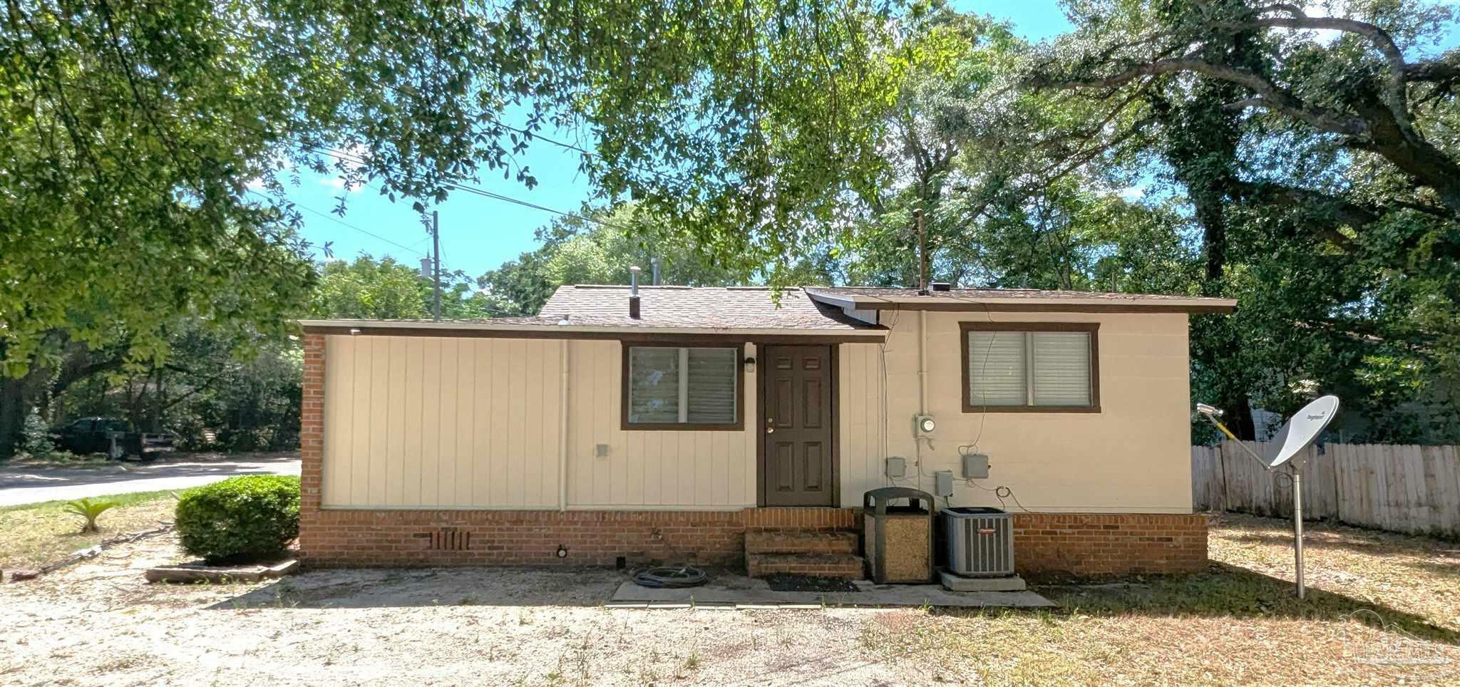 Property Photo: 10 Kennington Dr FL 32507