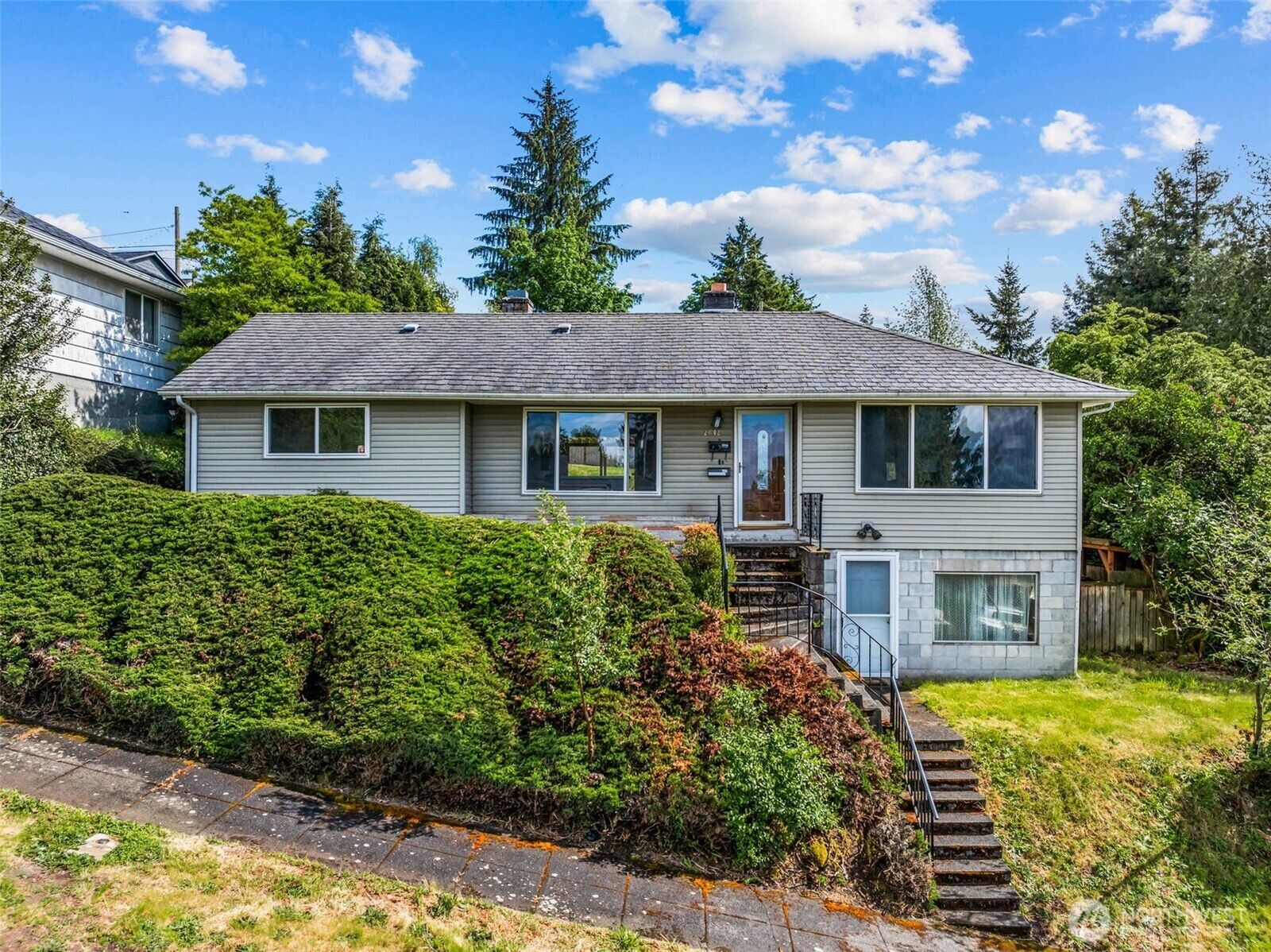 Property Photo:  2042 E Harrison Street  WA 98404 