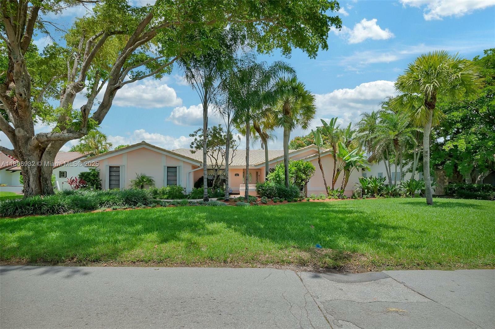 Property Photo: 9620 E Calusa Club Dr FL 33186