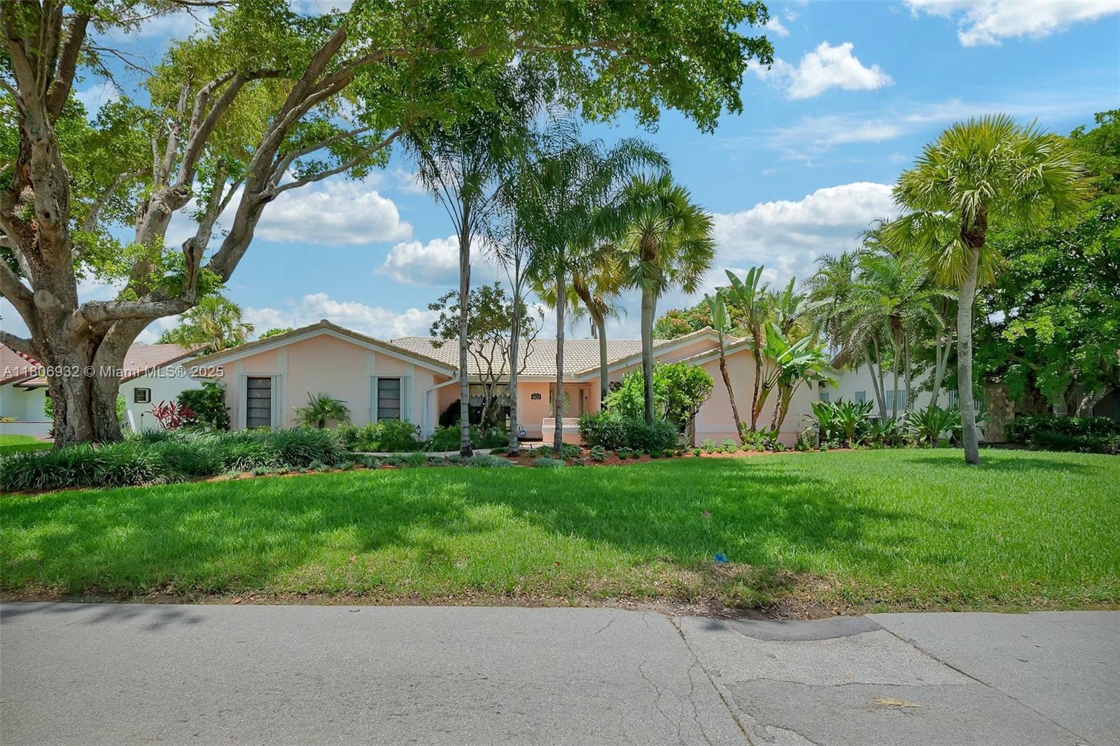 Property Photo:  9620 E Calusa Club Dr  FL 33186 