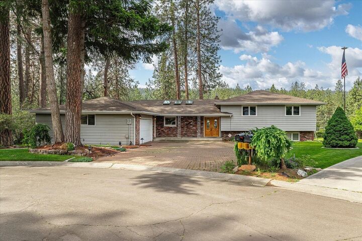 1425 W Parkwood Ct  Spokane WA 99218 photo