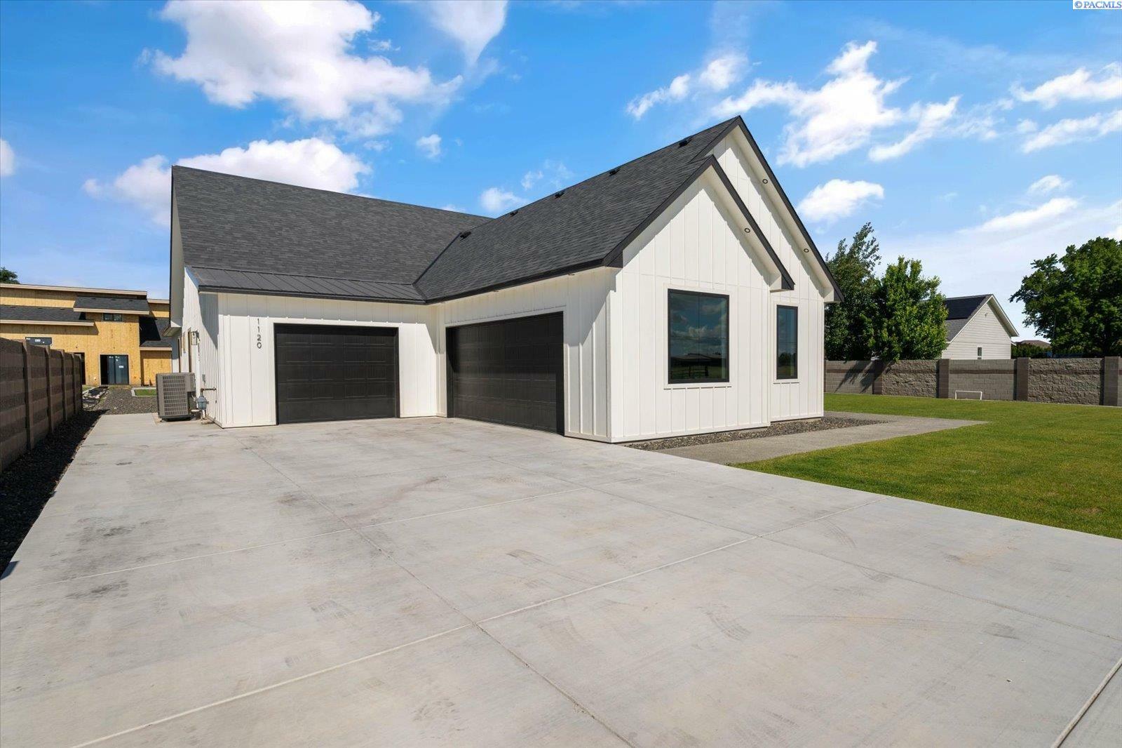 Property Photo: 1120 Road 52 WA 99301